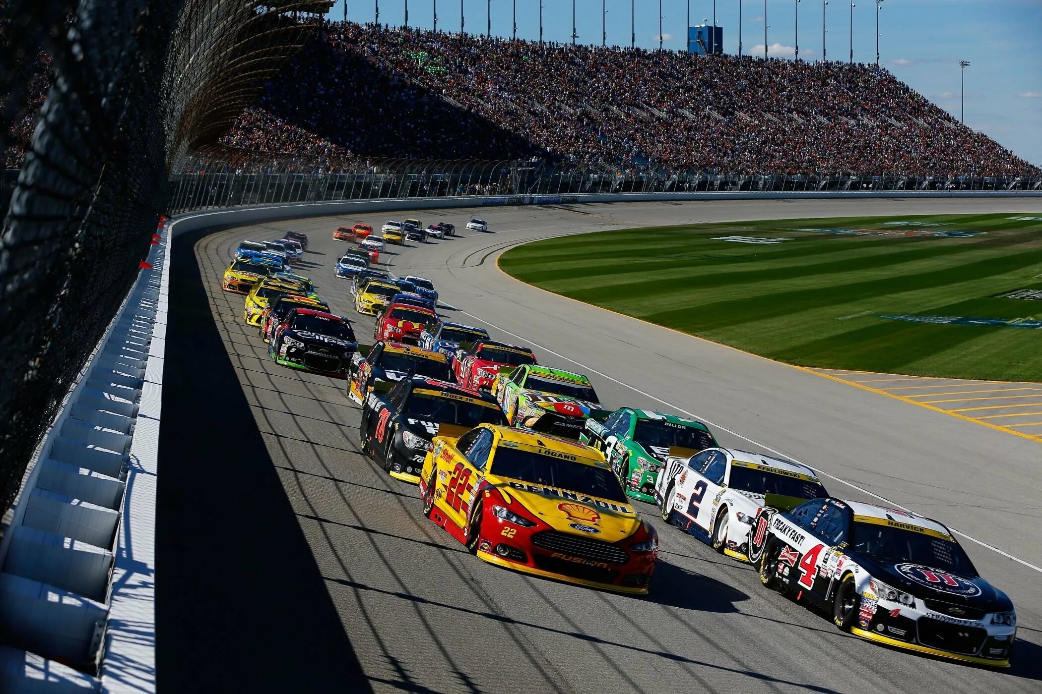 Гонщики наскар. Автоспорт наскар. Гонки наскар трасса Дайтона. NASCAR гонщики NASCAR. Круг наскар