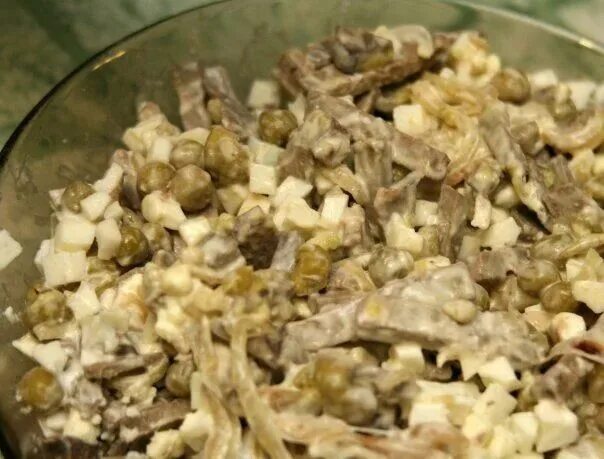 Салат обжорка с печенью и солеными. Салат из печени горошка соленых огурцов. Салат с печенью и маринованным луком. Салат с куриной печенью и солеными огурцами. Салат из печени горошка соленых огурцов.