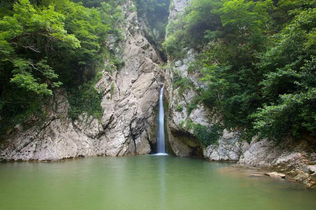 Какие природные достопримечательности есть в краснодарском. Агурский водопад Сочи. Агурское ущелье в Сочи. Агурские водопады Краснодарский край. Река Агура Сочи.