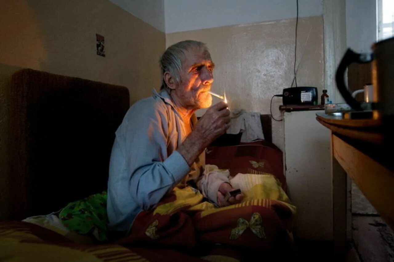 Одинокий старик. Забота о пожилых. Дома престарелых в норвегии. Отец в доме престарелых. Грустная бабушка.