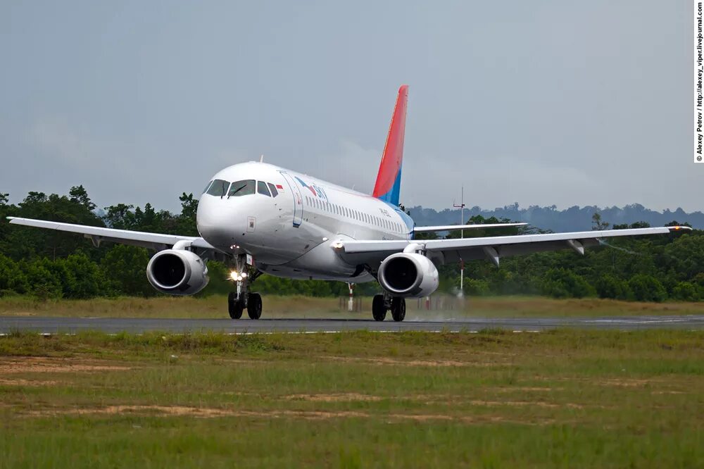Посадка суперджета. Сухой суперджет 100. Самолёт суперджет 100 аэрофлот. Сухой суперджет 100 россия. Посадка сухой суперджет 100.