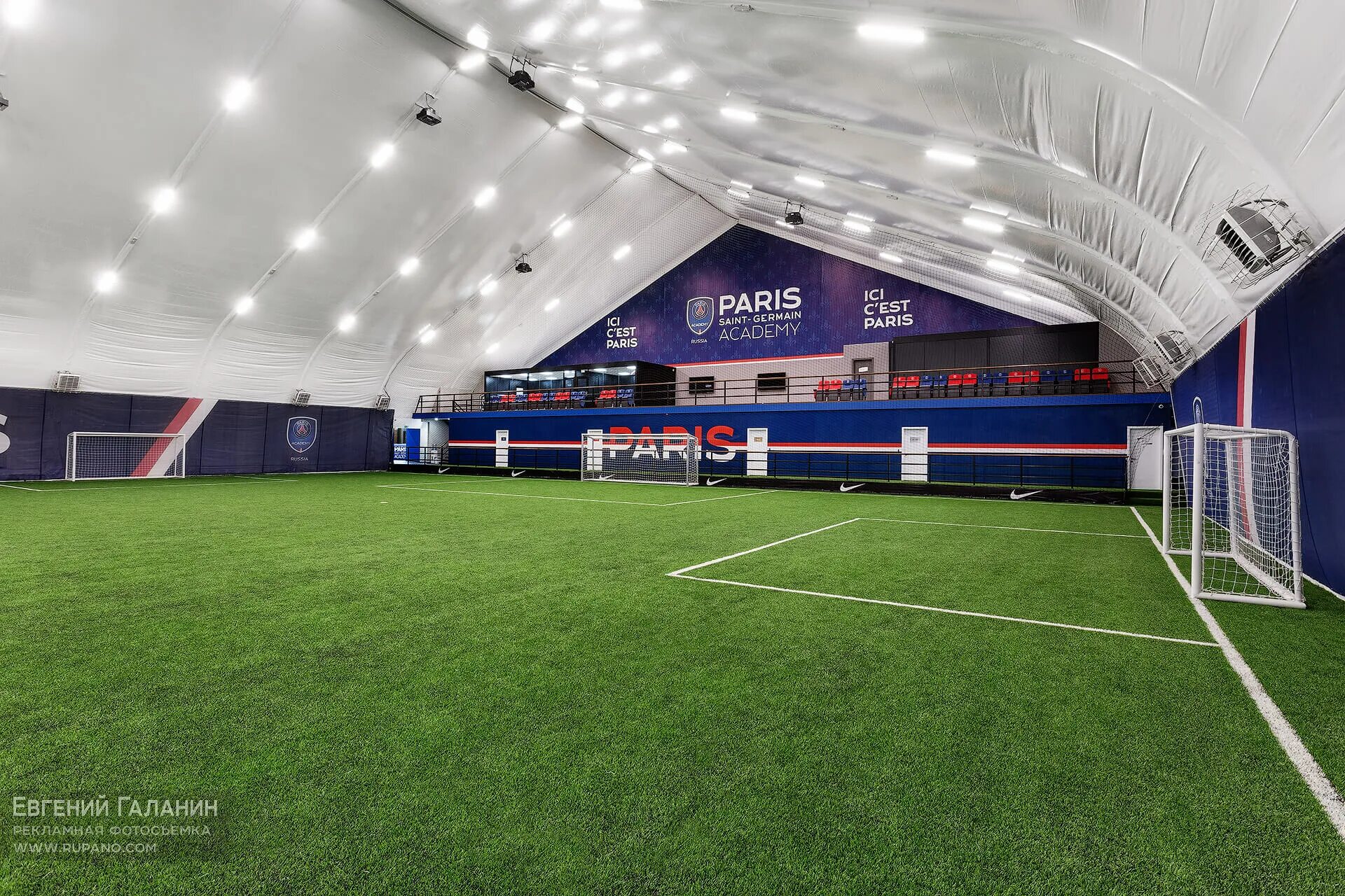 Манеж псж. Академия псж в лужниках. paris saint-germain academy russia, москва. манеж академии псж. академия париж сен жермен в москве.