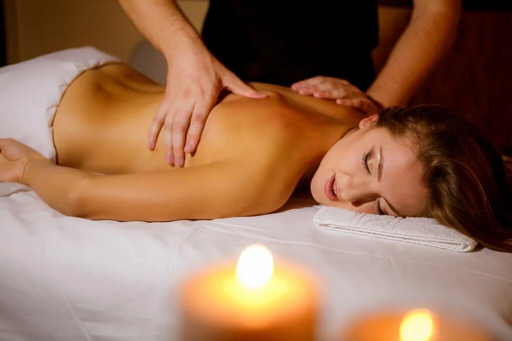 Классический массаж спины. Массаж фото. Нежный массаж. Женский массаж. Массажист мужчина.