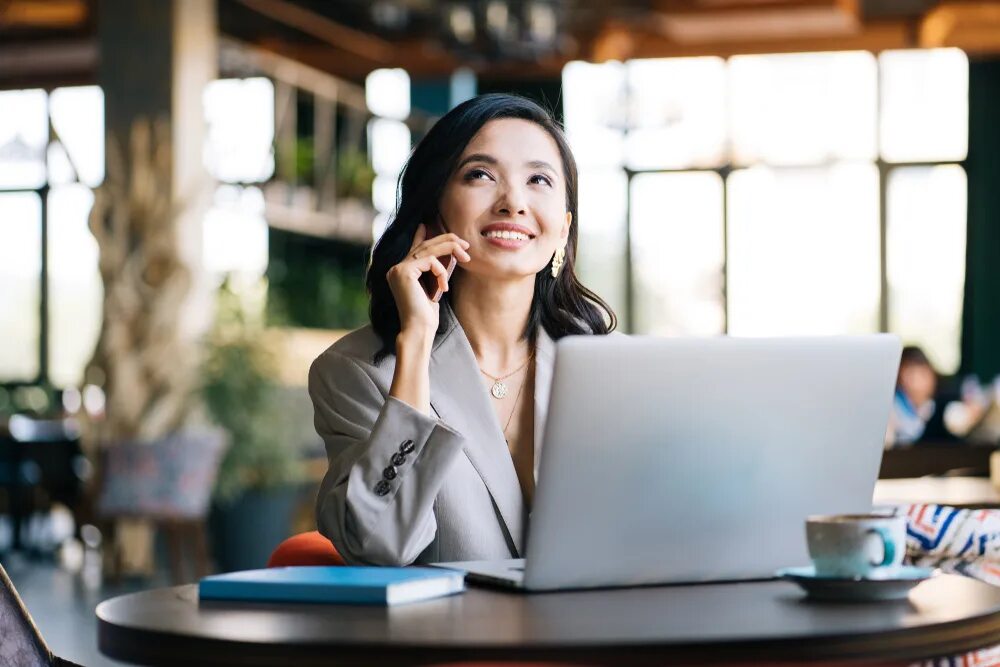 Казахи бизнес леди. Удачная женщина. Kazakh woman with Phone. Businesswoman the Escape. Казашка на работе