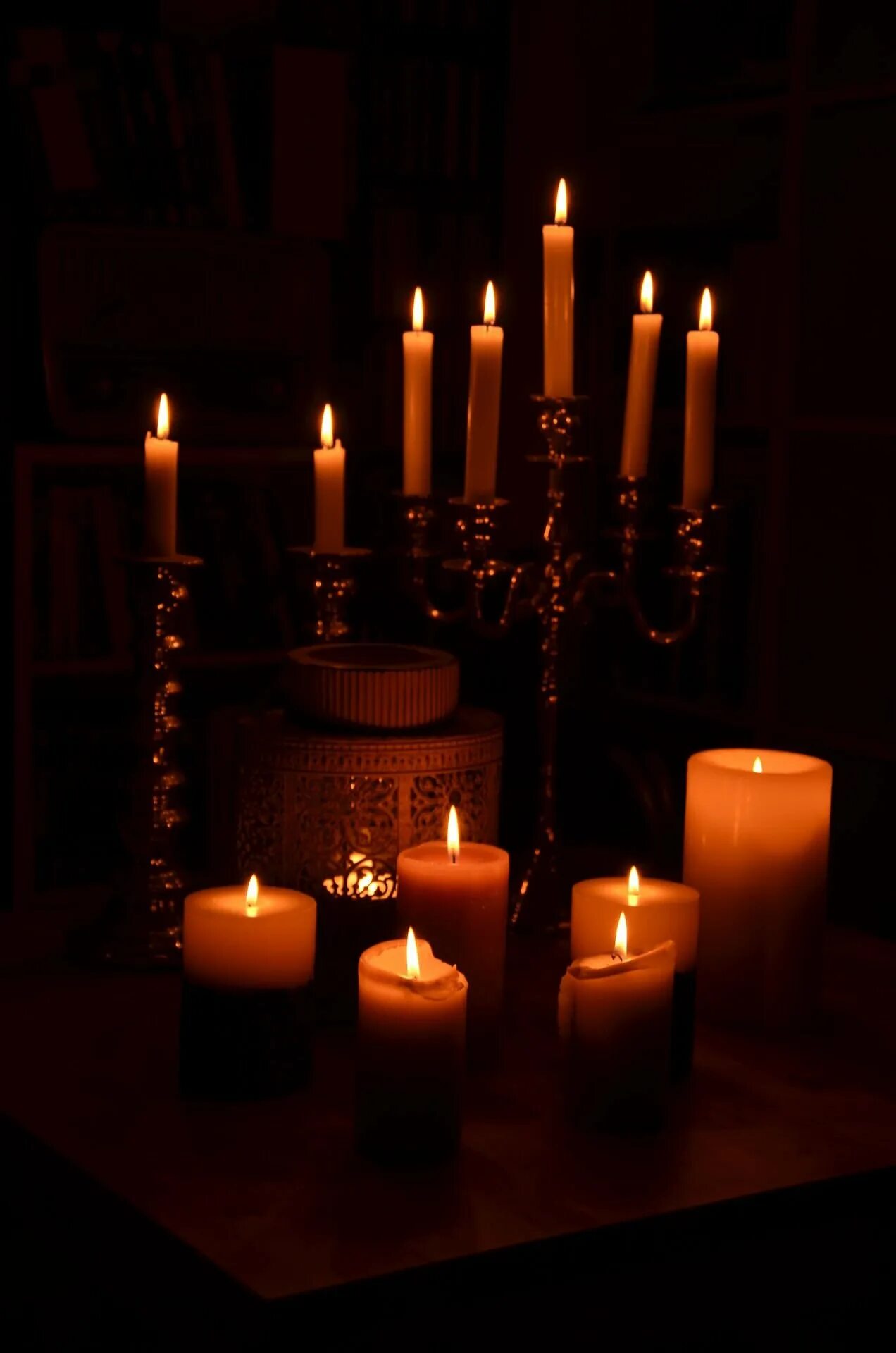 Готические свечи. Много свечей. Красная свеча. Свечи Эстетика.