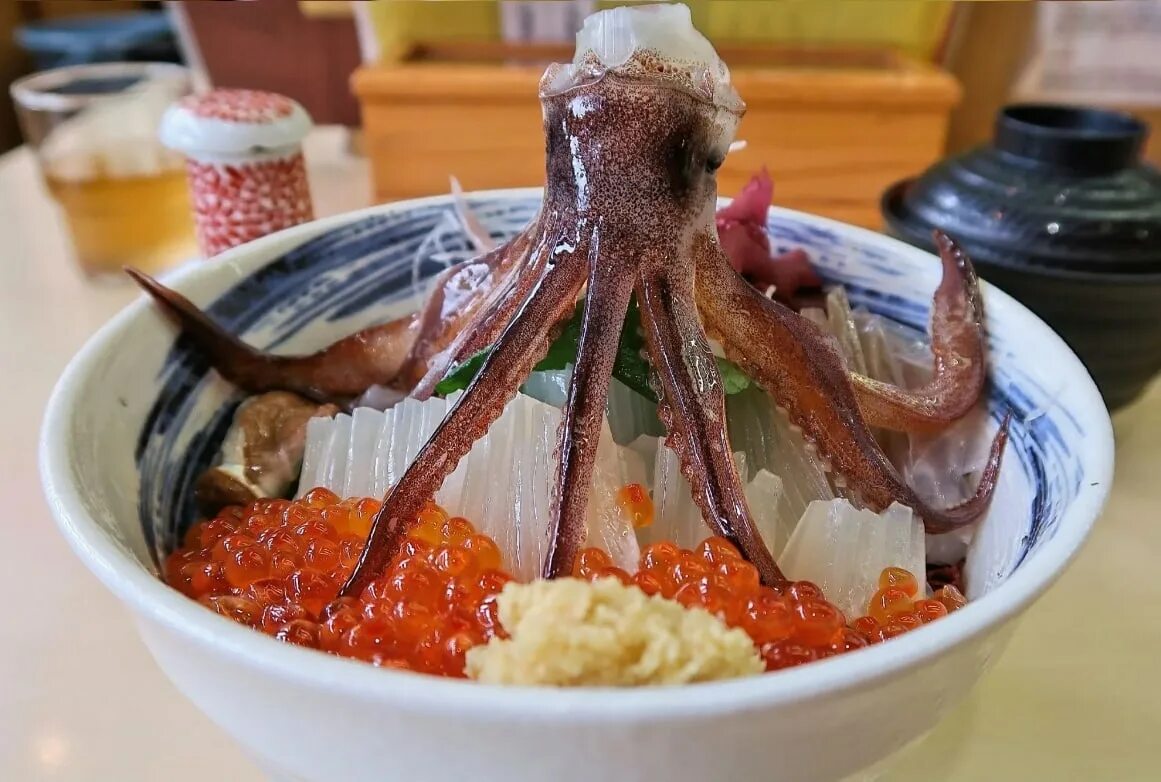 Сыроедческое питание. Человек с едой в руках. Еда из насекомых. Вегетарианское питание. Экзотические блюда.