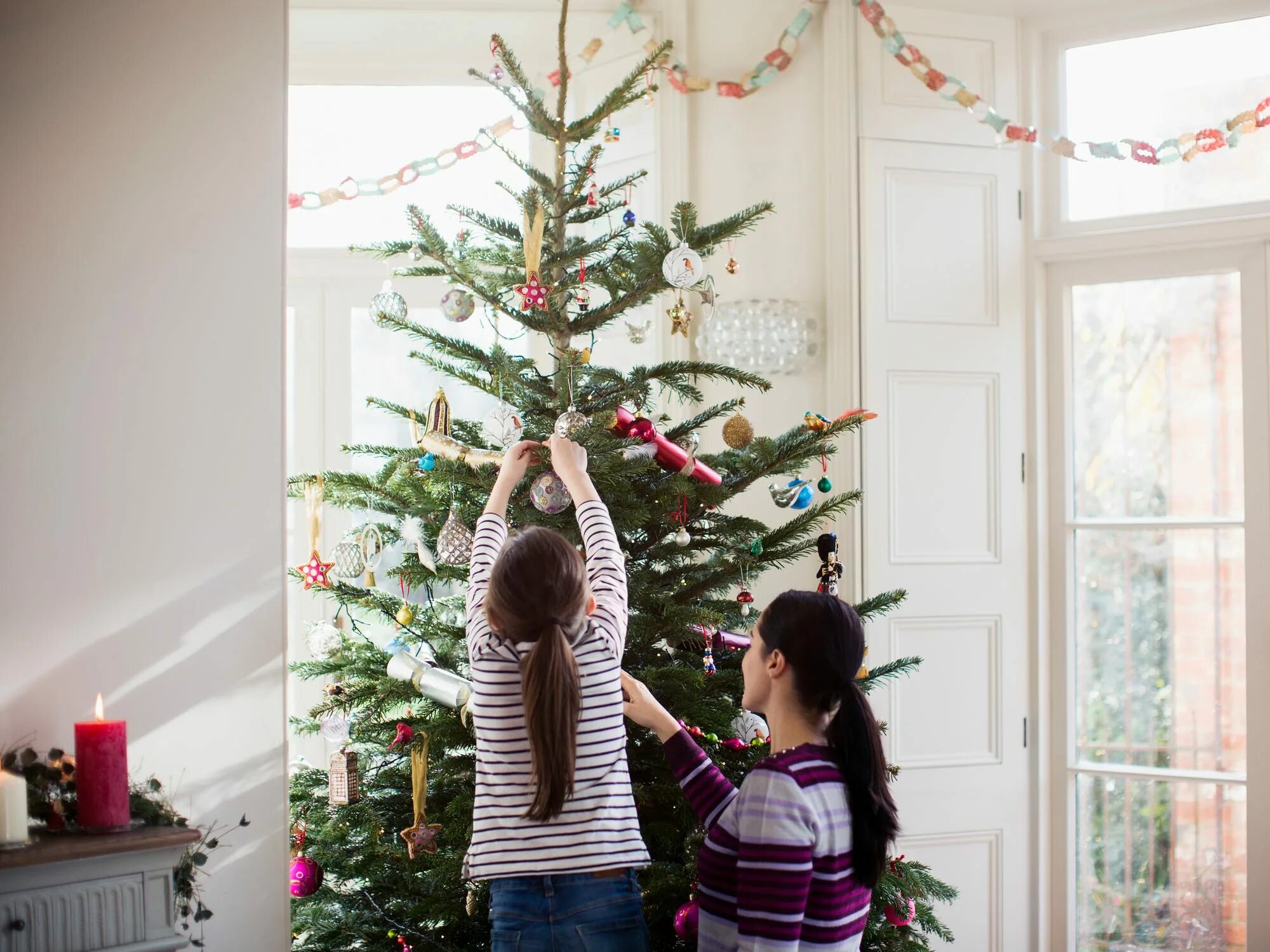 Decorating new year tree. Наряжаем елку. Елка в квартире. Новогодняя елка в доме. Украшаем елку.