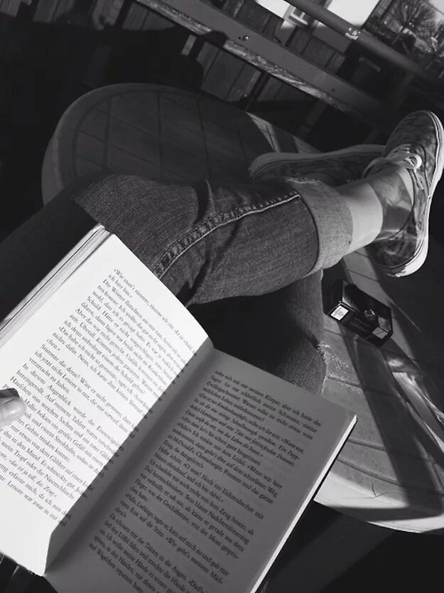 Читать книгу без рук. Парень с книгой. мужчина читает книгу. парень с книжкой. парень с книгой в руках.