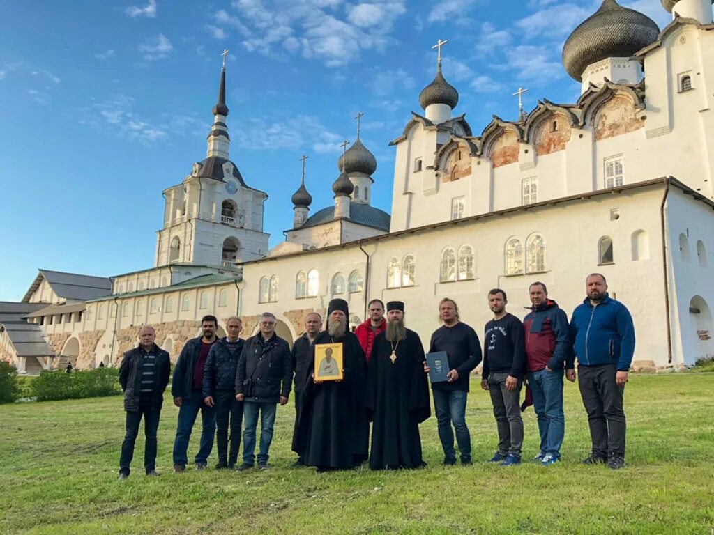 Соловецкий монастырь. Спасо-Преображенский Соловецкий монастырь паломничество. Монастырь на Соловках. Монахи Соловецкого монастыря. Соловецкие острова люди