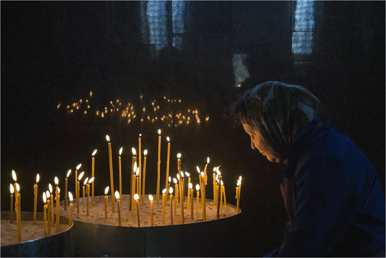 К чему снится церковь мужчине. Свечи в храме. Пасхальные свечи. Горящие свечи в храме. Пасха в храме свечи.