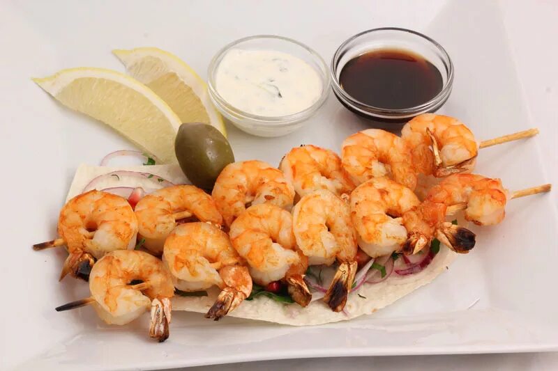 Шашлычки из креветок. Креветки темпура. Креветки на шпажках. Креветки на мангале. Лангустины севиче.