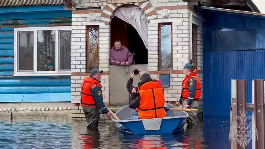 Где сейчас наводнения в россии. Паводок. МЧС наводнение. Паводок МЧС. Наводнения в России.