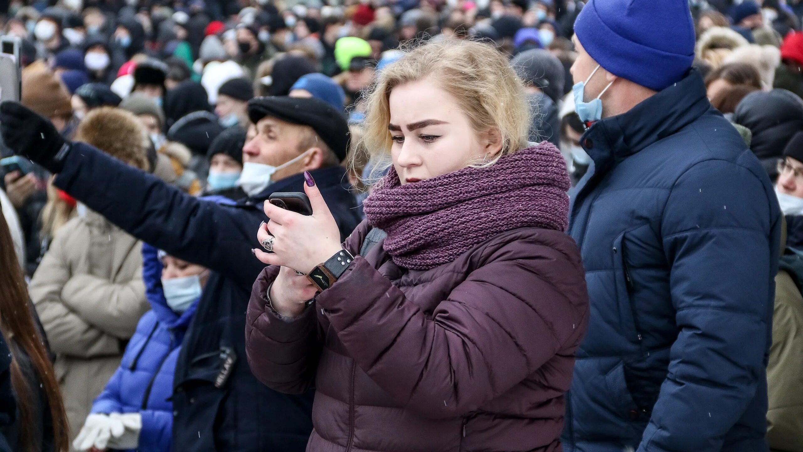 Митинг фото. Протест подростка. Дочь журналистки в Нижнем Новгороде. Митинги прошедшие в городах