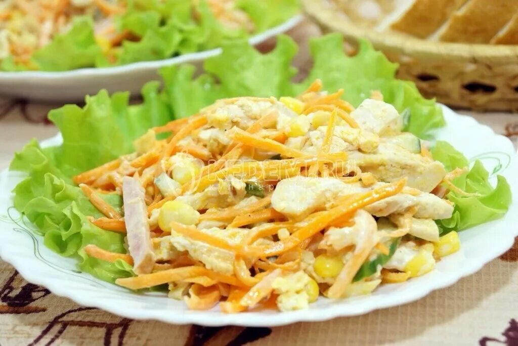 Салат морковча кукуруза. Салат с копчёной курицей и корейской морковью. Куриное филе с морковью и луком. Салат с грудкой и корейской морковкой. Курица с морковью в духовке.