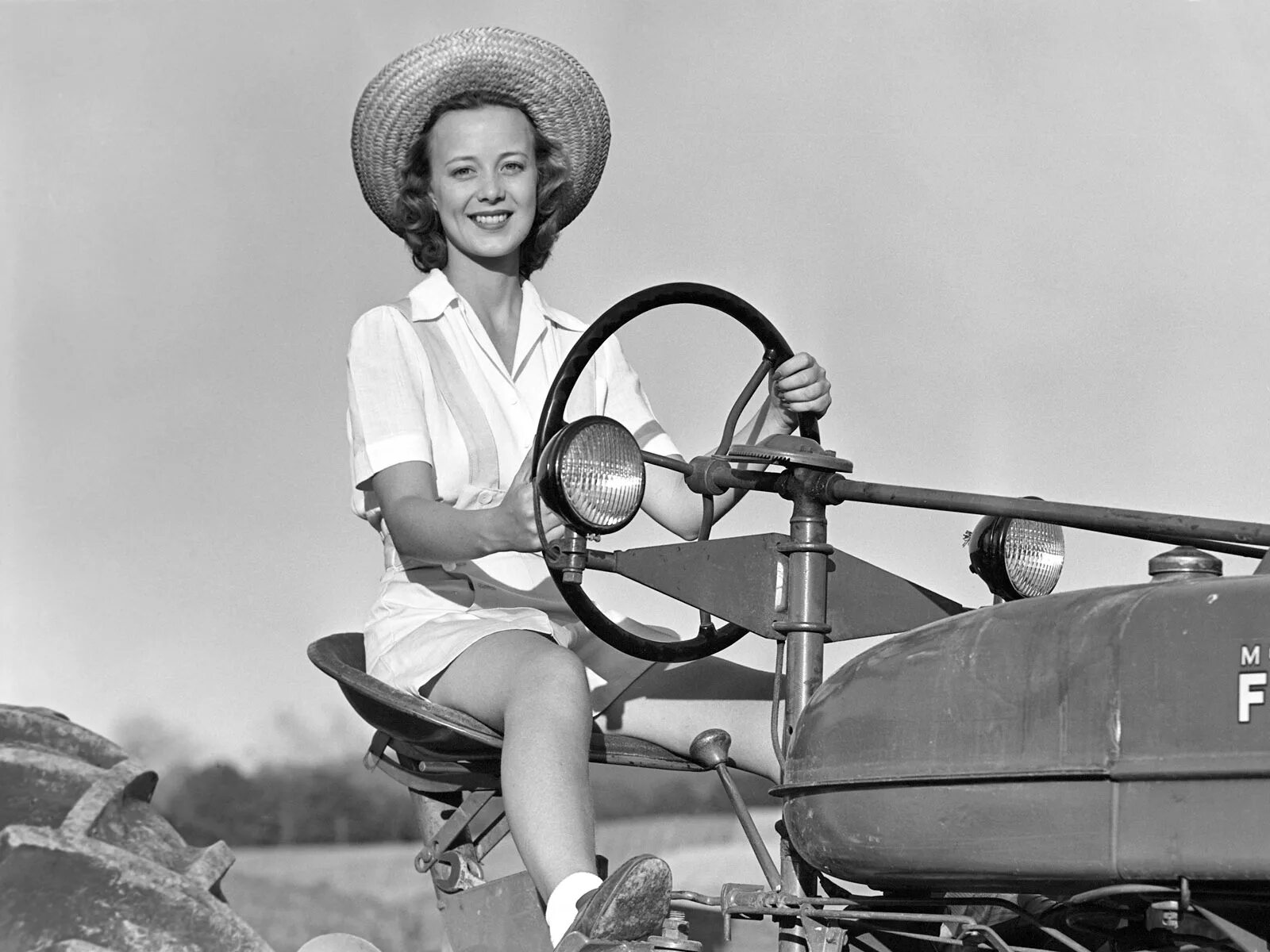 Создание первой в ссср женской тракторной. Женщина на тракторе. Ретро. Ретро трактор. Ретро фото девушек.