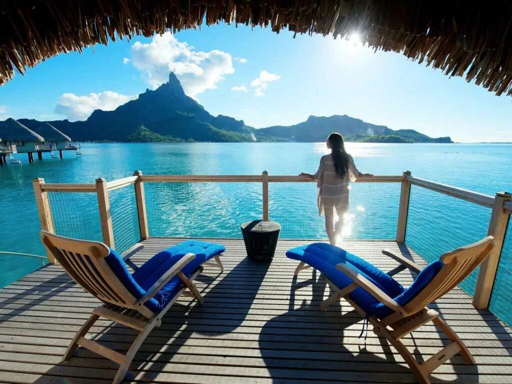 Отдыхающие в хороших странах. Le Meridien Bora Bora. Красивые места для отдыха. Красивый вид на море. Отдых.