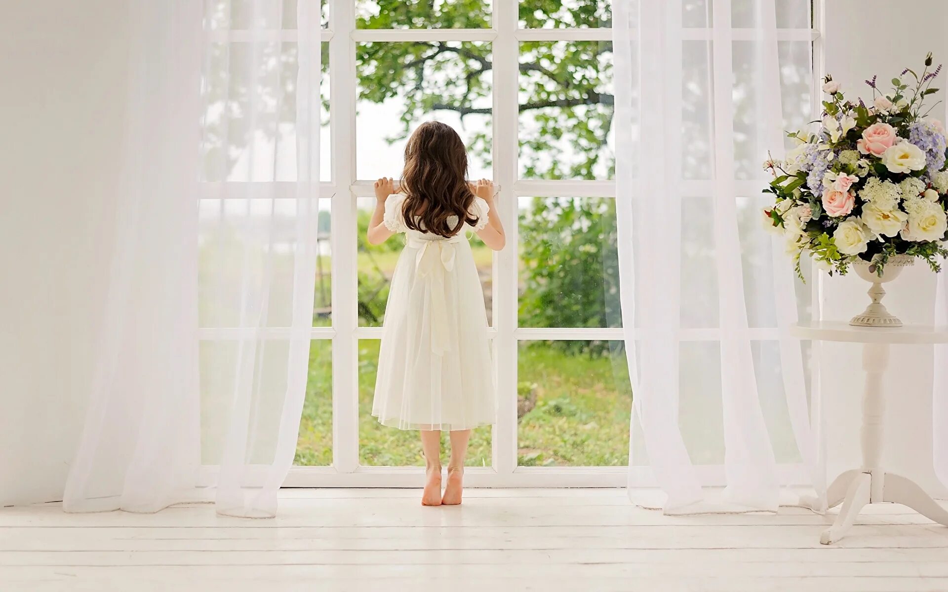За окном белом платье. Фон для фотосессии. Белое платье для девочки. Ребенок на фоне окна.