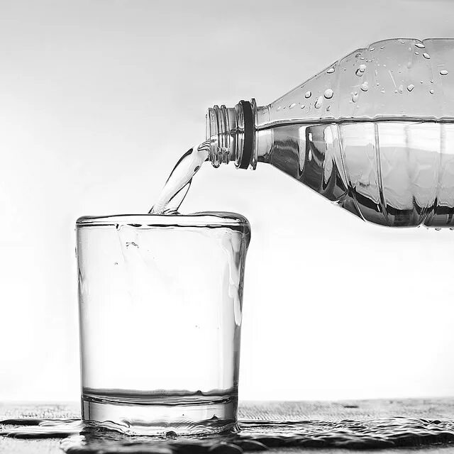 Два литра. Вода. 2 литра воды. литр воды. обычная вода.