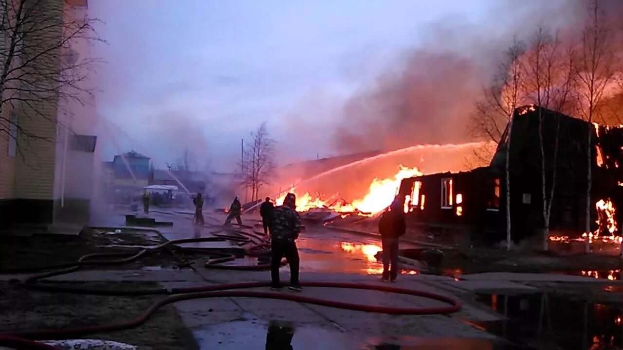 Пожар поселок радужный. Пожар в радужном киров. Пожар в тц столица москва сегодня. Воскресенск. Хмао пожар ханты.