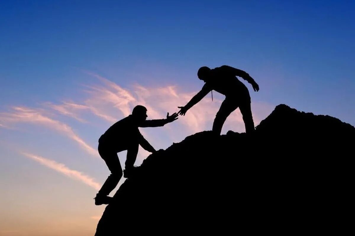 Человек помогает другому. Помогать друг другу. Друзья помогают друг другу. Взаимопомощь.