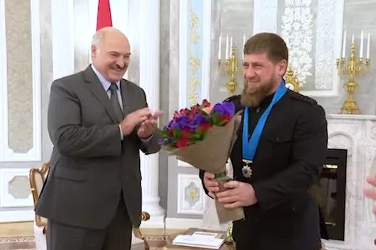 Путин кадыров и лукашенко. Лукашенко кадыров. Президент отель кадыровцы. Лукашенко наградил кадырова. Рамзан кадыров путин и лукашенко.