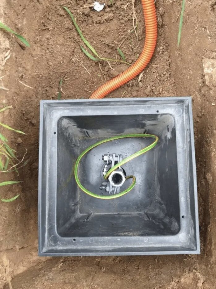 Колодец смотровой для двустенных труб 335х240х255 (50-125мм). Колодец заземления электроизмерительный 200х200х200мм. Инспекционный колодец для заземления. Колодец заземления. Контур заземления штыревой.