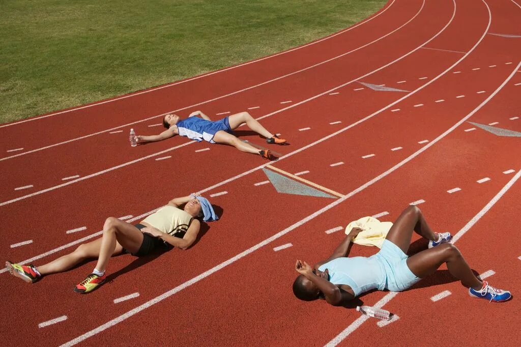 Спортсмены едут во. Утомление спортсмена. Переутомление в спорте. Усталость спорт. Физическое утомление.