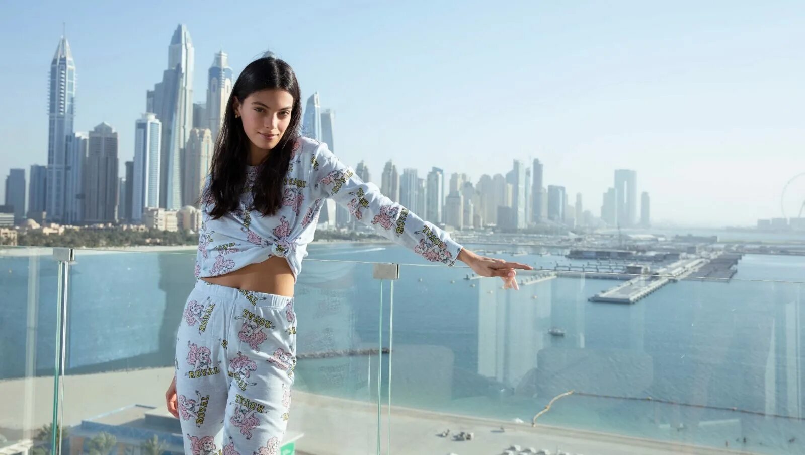 Анна радькова дубай. Девушка брюнетка в дубаи. Екатерина домлатова дубай. Оаэ шарджа море. Фотограф дубай.