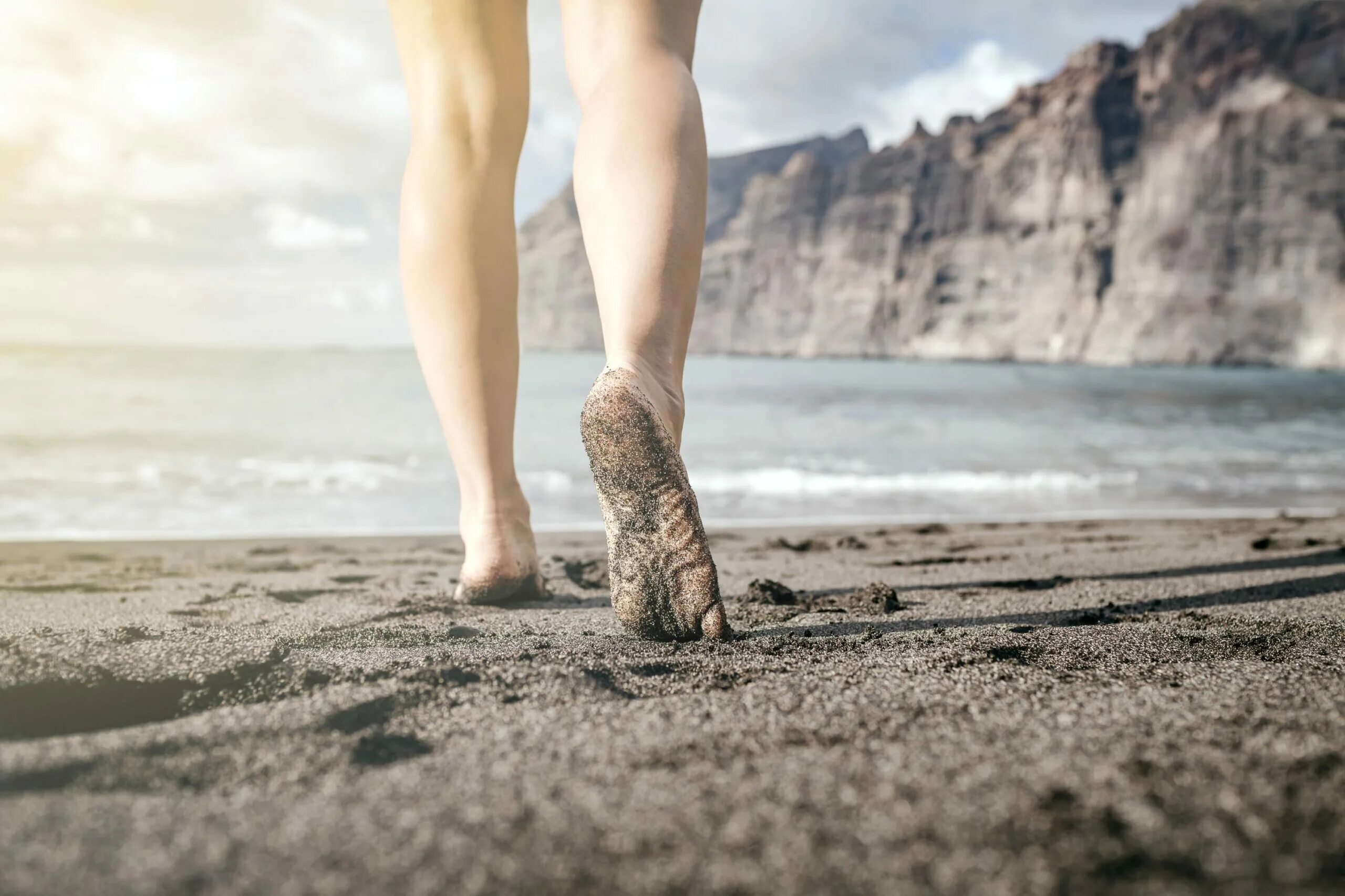 Ноги на пляже. Детские ноги на песке. Ноги в море. Ноги на пляже. Ноги идут по пляжу.