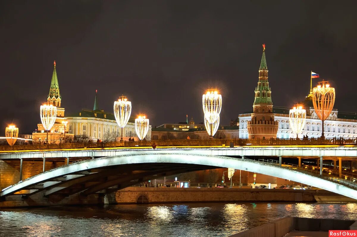 Московский следующий. Рождественский мост Москва. Новогодняя Москва река. Новогодний мост в Москве. Москва новый год мост.