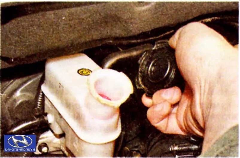 Бачок тормозной жидкости форд фокус. Штуцер прокачки сцепления форд фокус 2. Бачок сцепления форд фокус 2. Штуцер прокачки сцепления форд фокус 2 1. Бачок сцепления фокус 3.