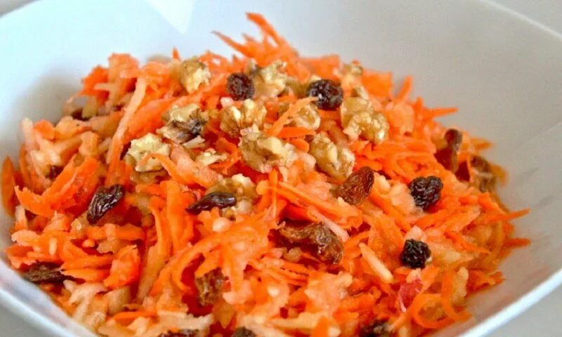 Салат из моркови яблока и изюма. Салат морковь с грецким. Салат морковь с грецким. Морковь с яблоком на терке. Морковный салат с чесноком.