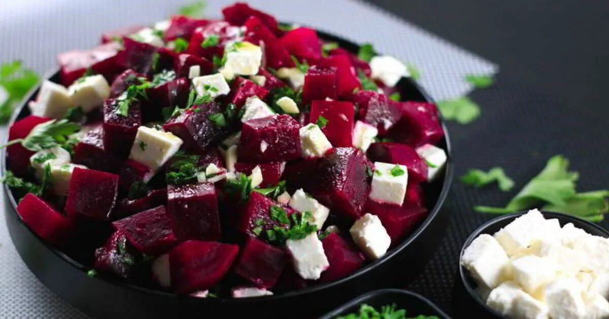 Салат с авокадо и фетой. Салат из свеклы с фетой и рукколой. С фетой. С фетой. Салат с фетой и помидорами.