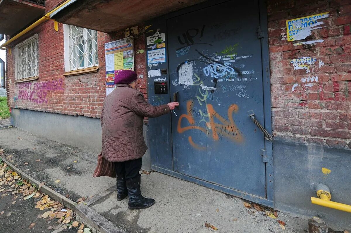 Колхозный подъезд. Граффити в подъезде. Мимо подъездов.