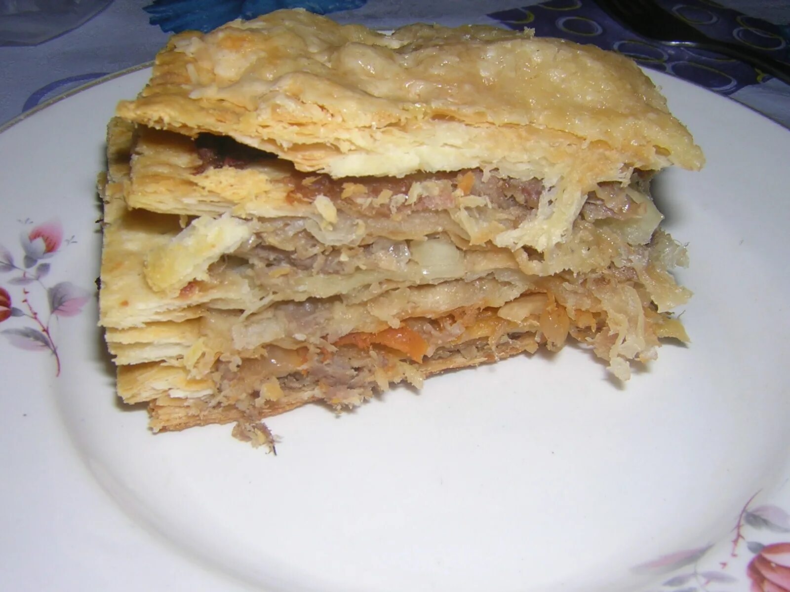 Закусочный торт наполеон из готовых. Мясной наполеон. мясной закусочный наполеон. мясной торт наполеон. слоеные коржи для наполеона.