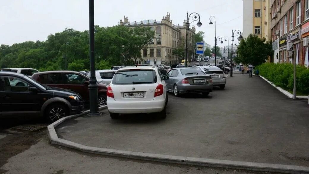 Бордюр для парковки. Парковка транспортных средств на тротуаре. Остановка на тротуаре. Парковка машин во дворе.