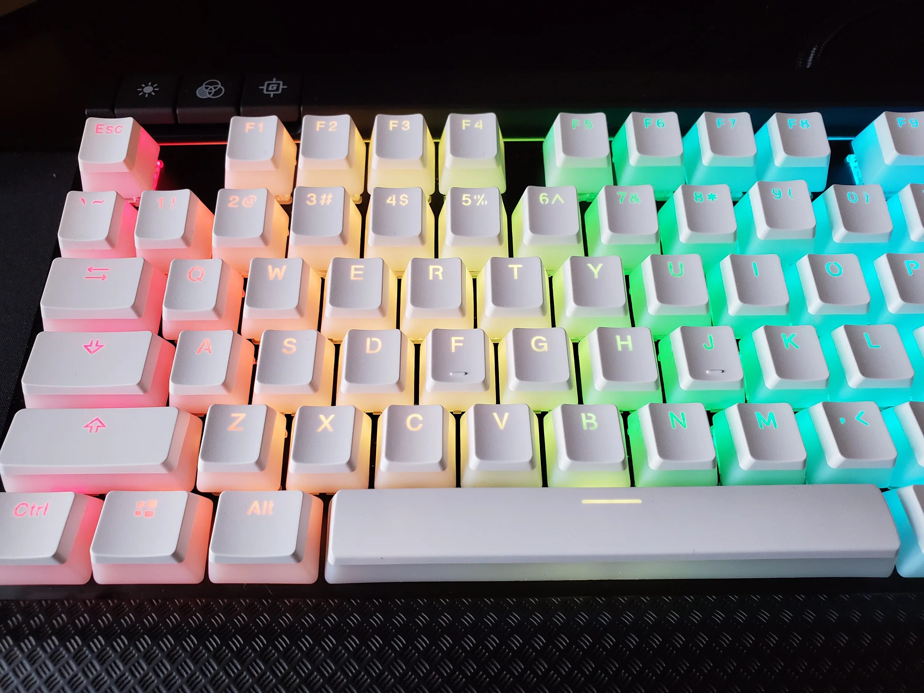 HYPERX Alloy Origins Core White keycaps. HYPERX Double shot PBT keycaps Full 104 us White. HYPERX Double shot PBT keycaps. HYPERX Alloy fps Pro White keycaps. Кейкапы с русской раскладкой