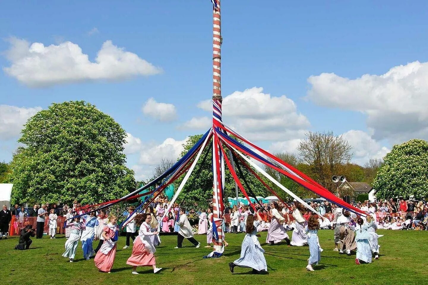 First may day. Праздник Maypole в Великобритании. Первомай (May Day) в Великобритании. May Day праздник в Англии Майское дерево. Бельтайн Майское дерево.