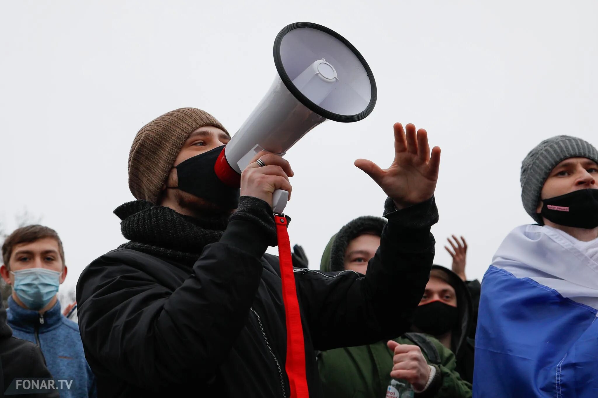 Митинги рупор. Оратор на митинге. Кричащий человек Мютинг. Выкрикивает в рупор на митинге. Собрать митинг