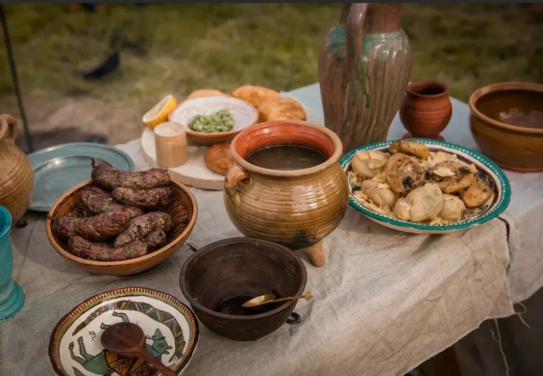 Чем ели в древности. Традиционная русская кухня. Крестьянская еда. Деревенские блюда. Деревенский стол с едой.