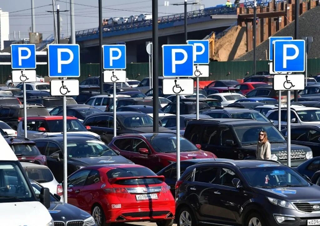Можно ли парковаться инвалидам на платной парковке. Парковка. Бесплатная парковка. Парковки в Москве на время праздников станут бесплатными. Инвалидная платная парковка Москва.