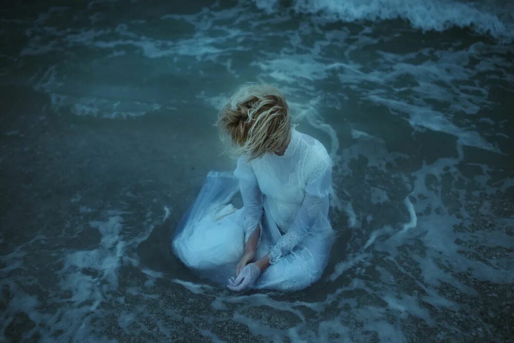 Фотосессия в воде с тканью. Девушка в белом платье в воде. Девушка в белом в воде. Девушка в белом платье. Девушка тонет.