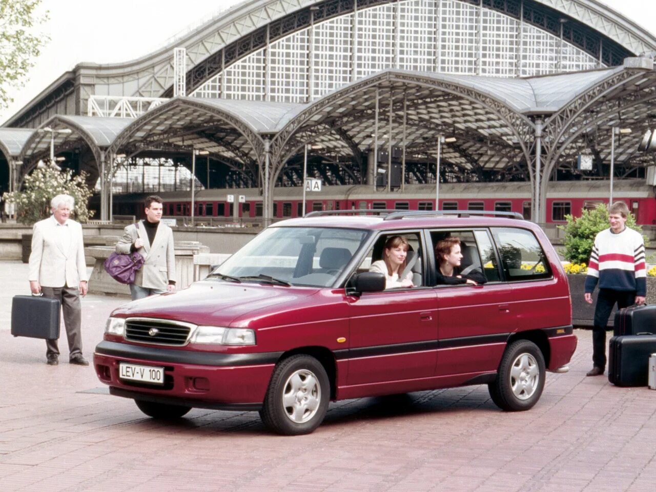 Мазда мпв 1 поколение. Mazda MPV 1995. Мазда MPV 1 поколение. Мазда МПВ 1 поколения. Mazda MPV 1 1996.