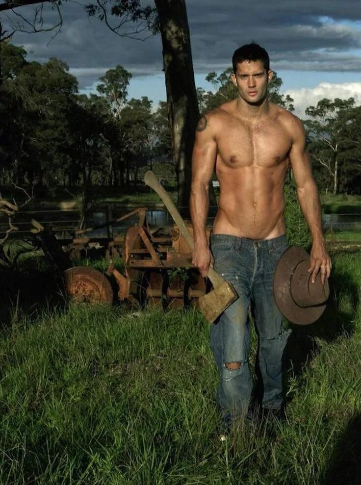 Крепкий деревенский парень. Деревенский парень арт. Здоровый деревенский мужик. Красивые деревескиепарни. Деревенский парень.