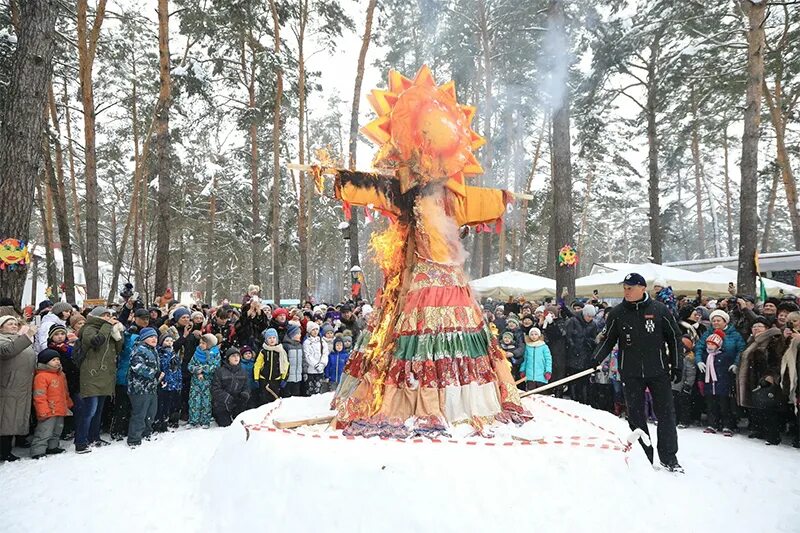 Какого числа в 2024 году сжигают чучело. Праздник Масленица сожжение чучела. Сжигание чучела Масленицы. Чучело зимы. Масленица в парке.