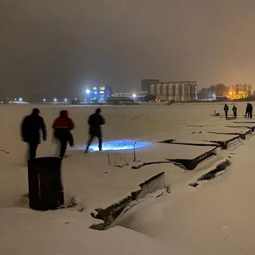 Мальчики провалились Петербург. Два мальчика утонули в Санкт-Петербурге зимой.