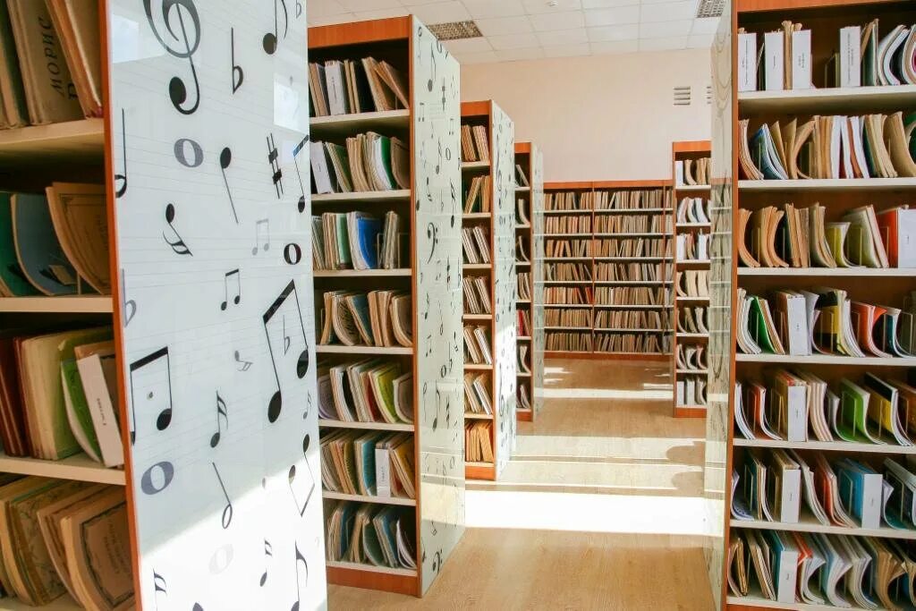 интерьер комнаты с пианино. дети в библиотеке. оформление школьной библиотеки. библиотека в музыкальной школе. музыкотерапия для детей.