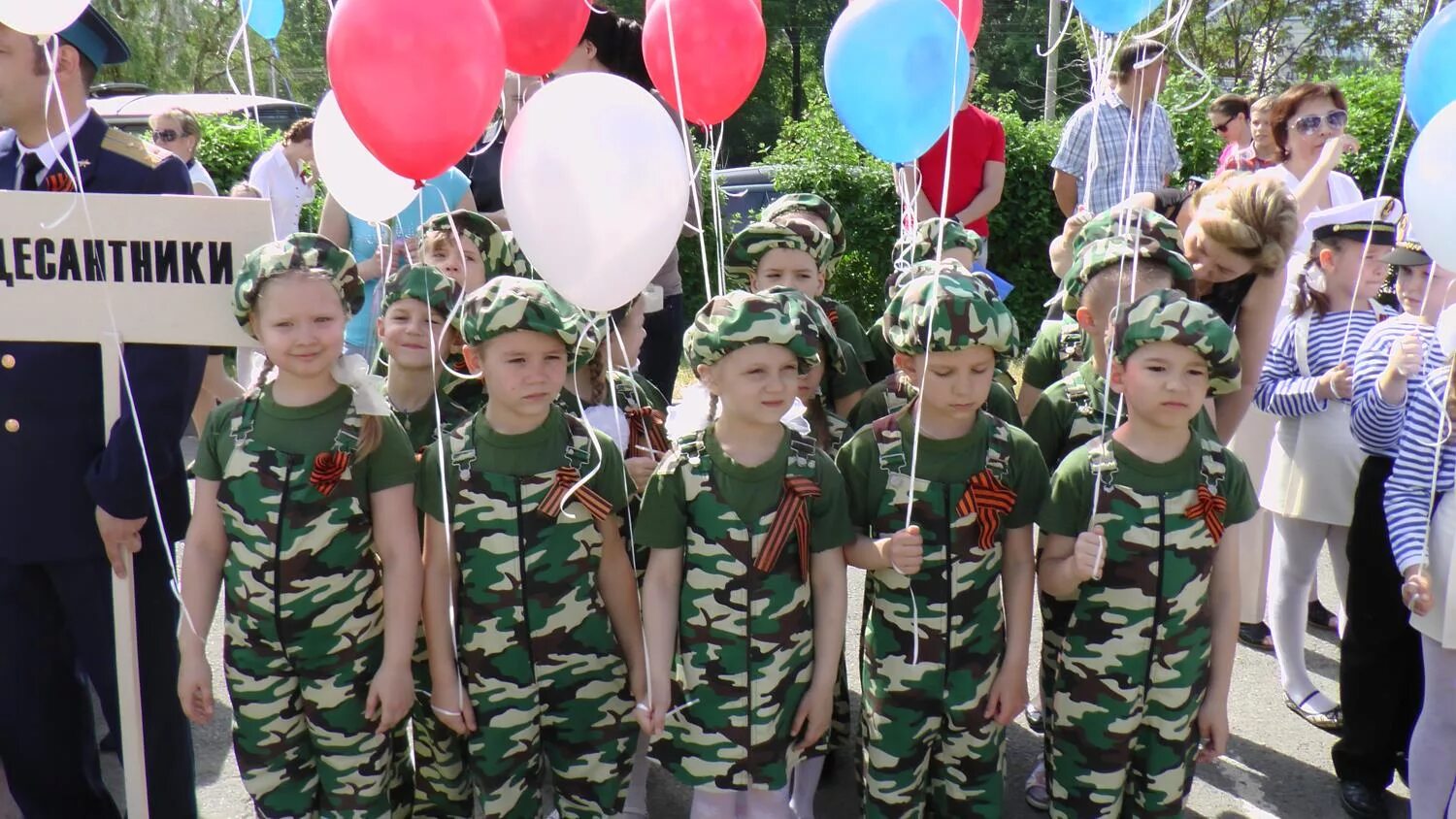 9 мая старшеклассники. Дети в военной форме. Солдатская форма для детей. Военный детский сад. Военная форма для детского сада.