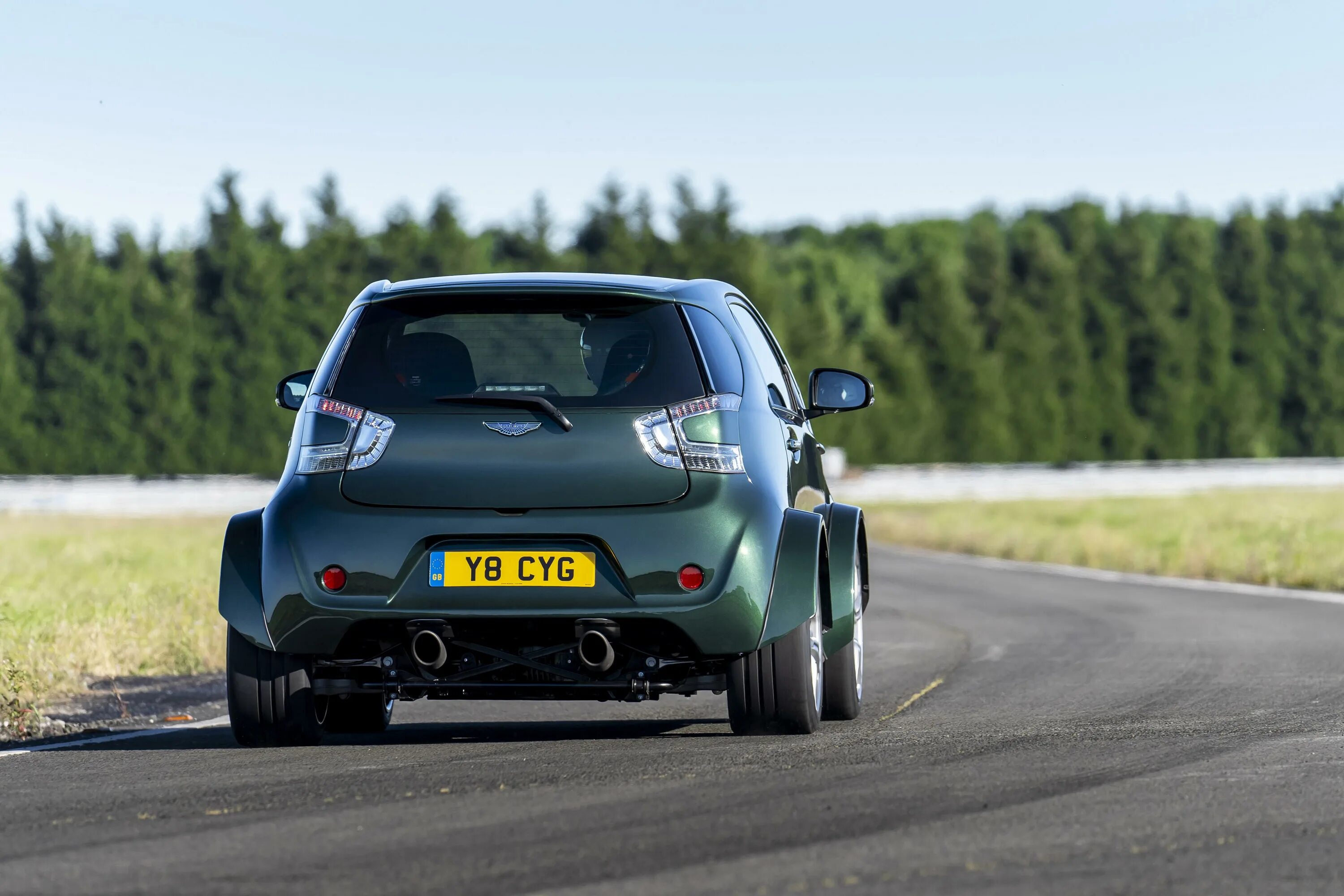 Toyota IQ Aston Martin Cygnet. Aston Martin Cygnet. Martin v8 Cygnet. Aston Cygnet v8. Включи нормальные машины