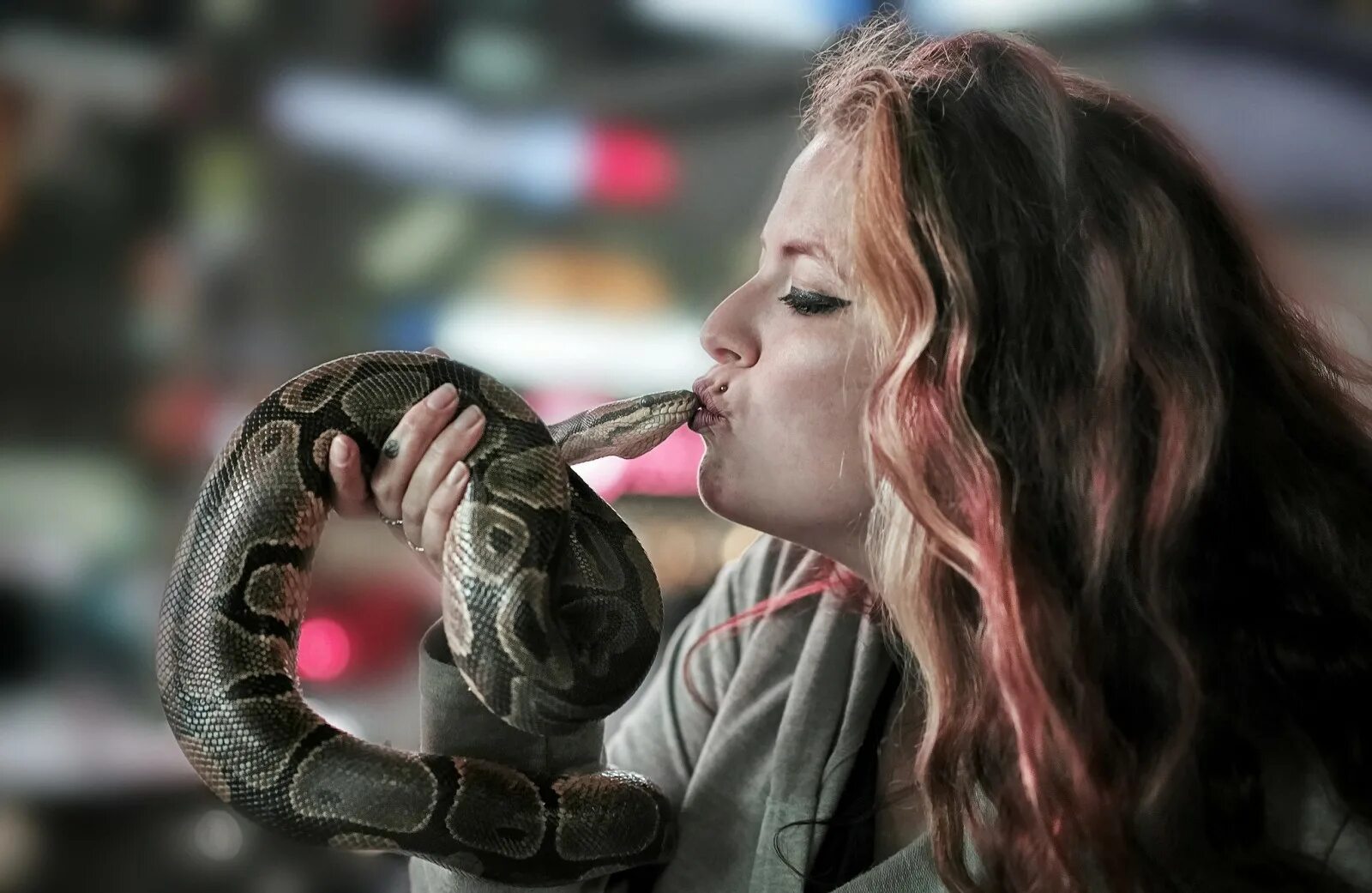 Змея изо рта. Девушка змея. Фотосессия со змеями. Девушка целует змею. Человек со змеями.